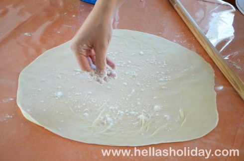 Sprinkling flour on the pastry