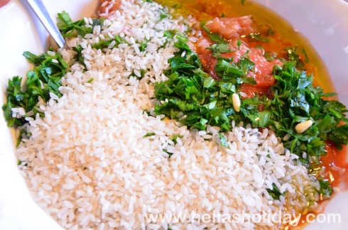 Prepare the stuffing: Vegetables, onion, parsley, rice, pine seeds, olive oil